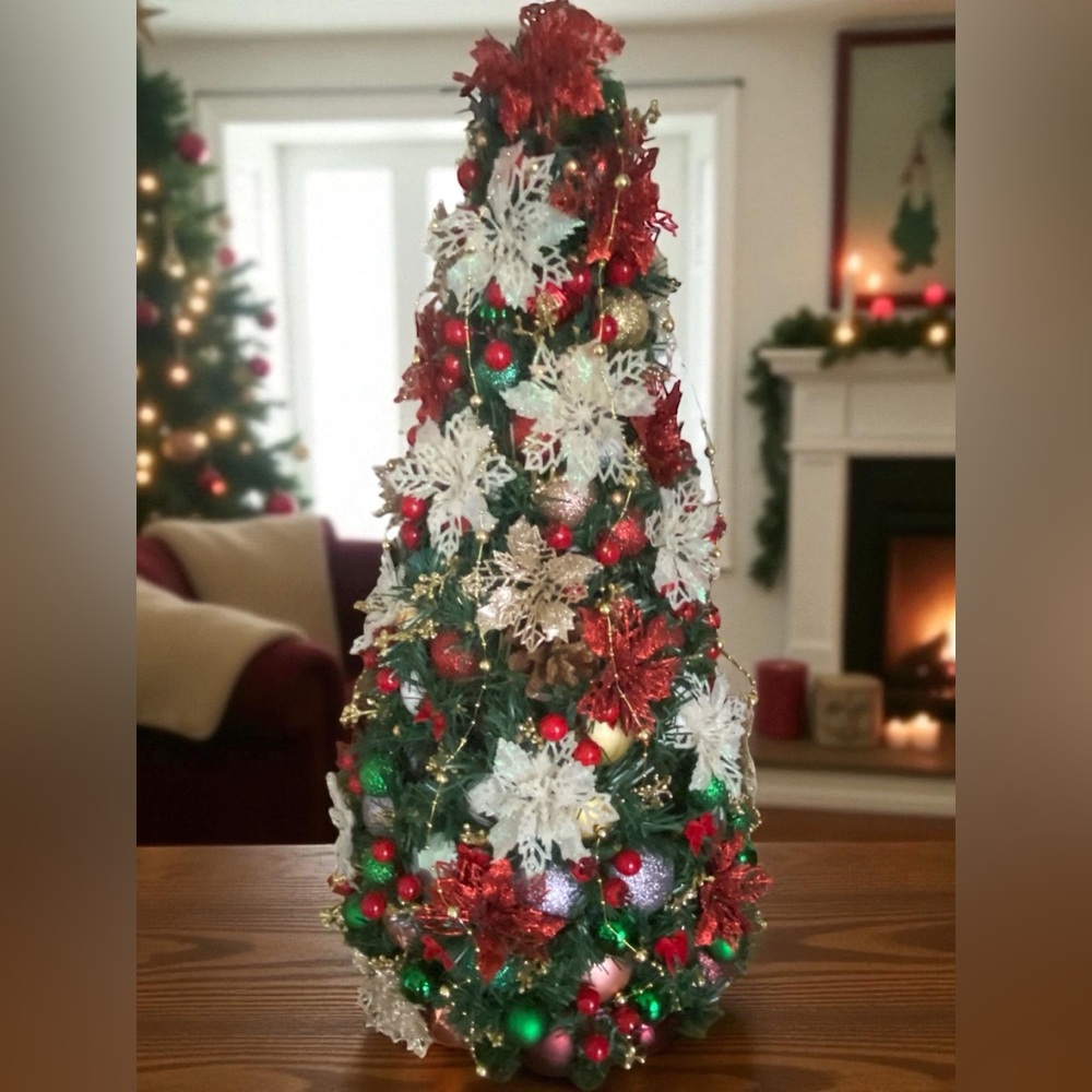 Handcrafted tabletop Christmas tree. - Picture 4 of 5